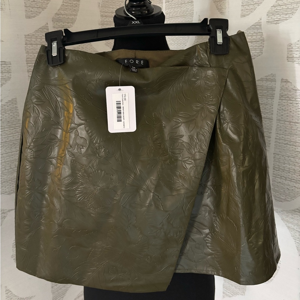 FORE size medium olive faux leather hibiscus floral print mini skort NWT